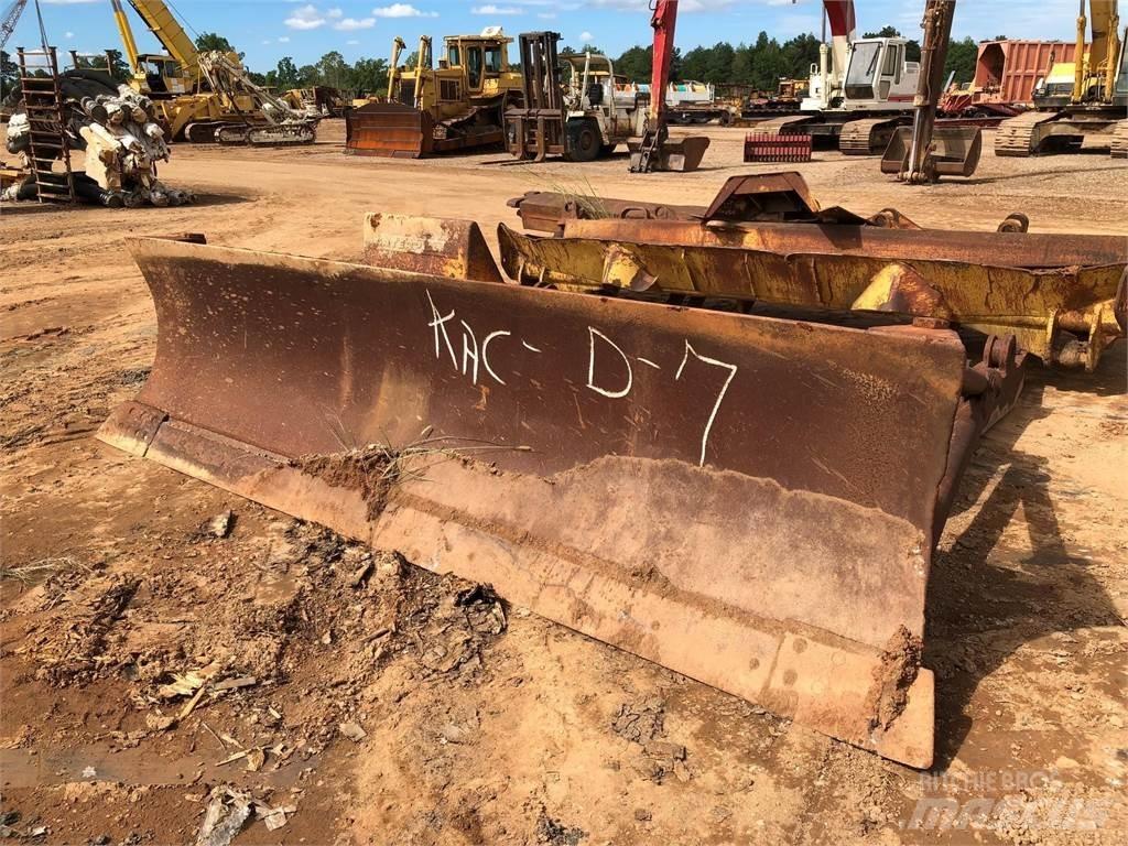 CAT D7 삽날