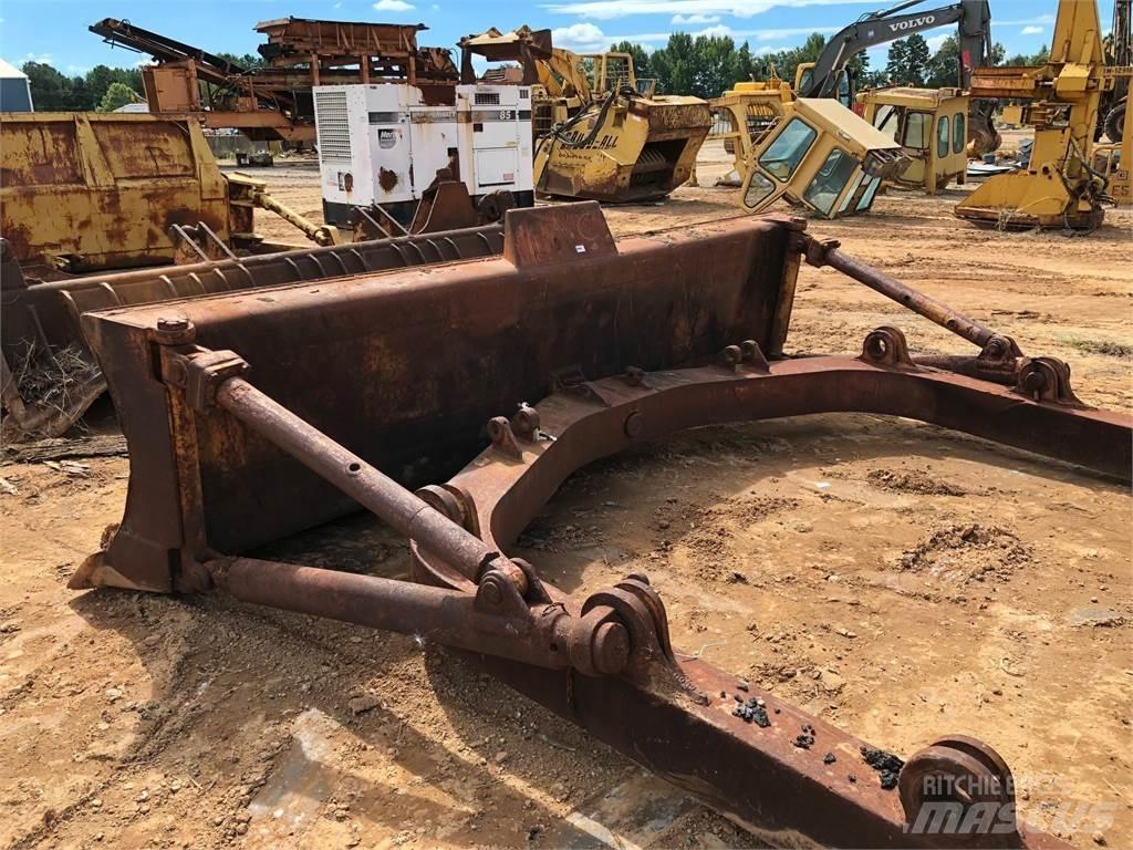 CAT D7 삽날