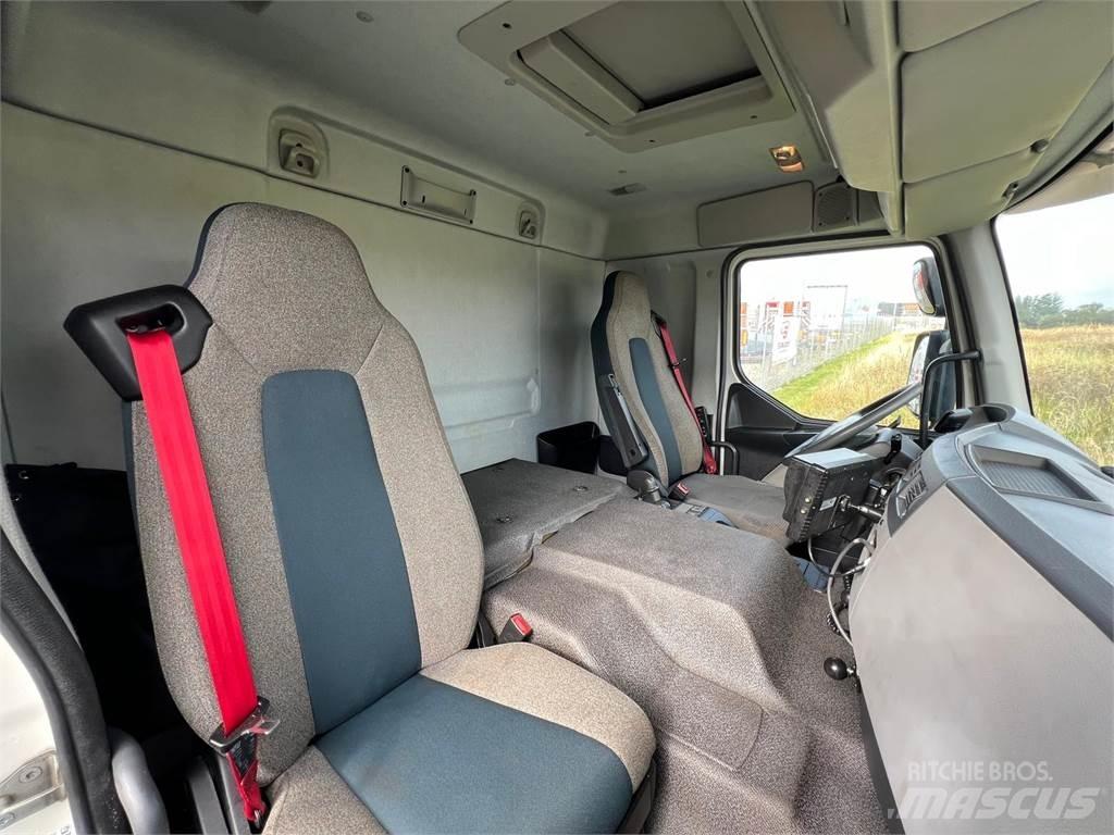 Volvo FE320 6x2*4 탑차 트럭