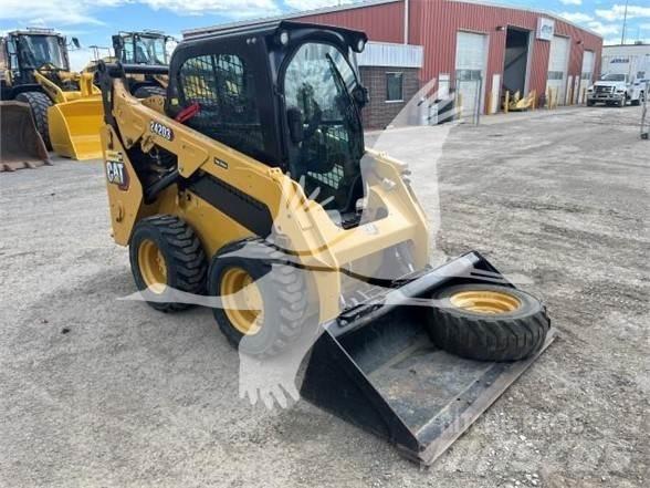 CAT 242D3  스키드로더