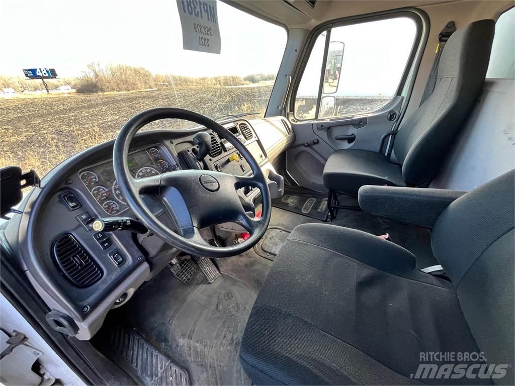 Freightliner M2 106 탑차 트럭