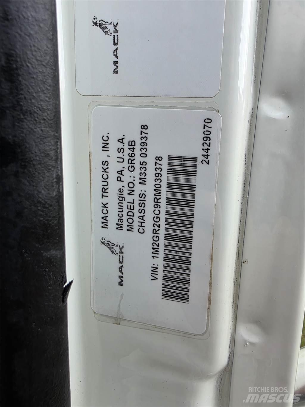 Mack GR64B 덤프 트럭