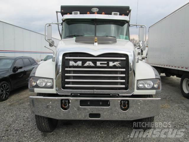 Mack GR64F 덤프 트럭