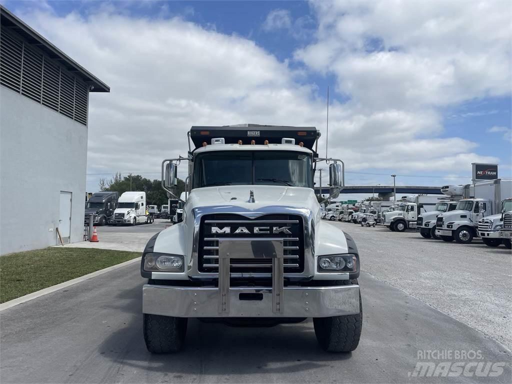 Mack GR64F 덤프 트럭