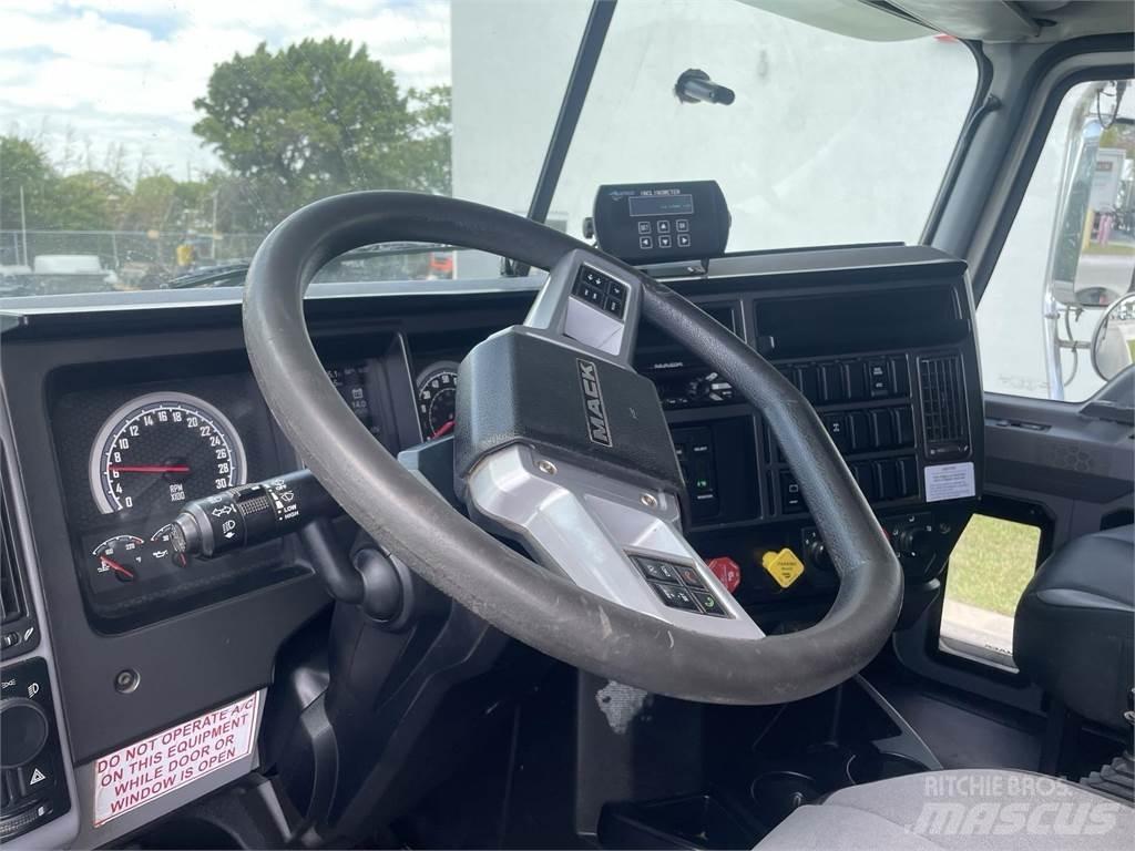 Mack GR64F 덤프 트럭