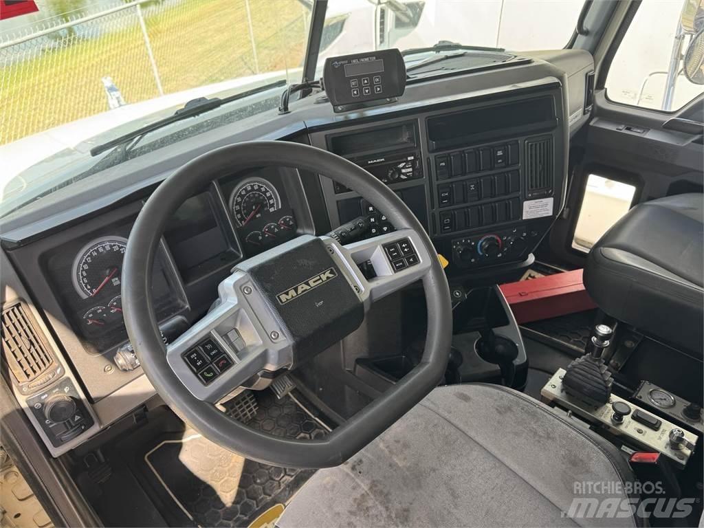 Mack GR64F 덤프 트럭