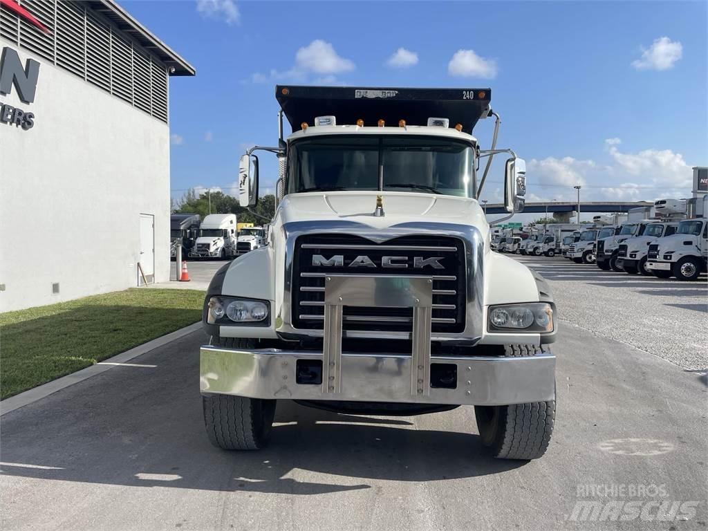 Mack GR64F 덤프 트럭