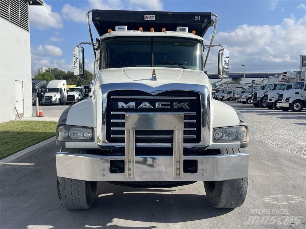 Mack GR64F 덤프 트럭