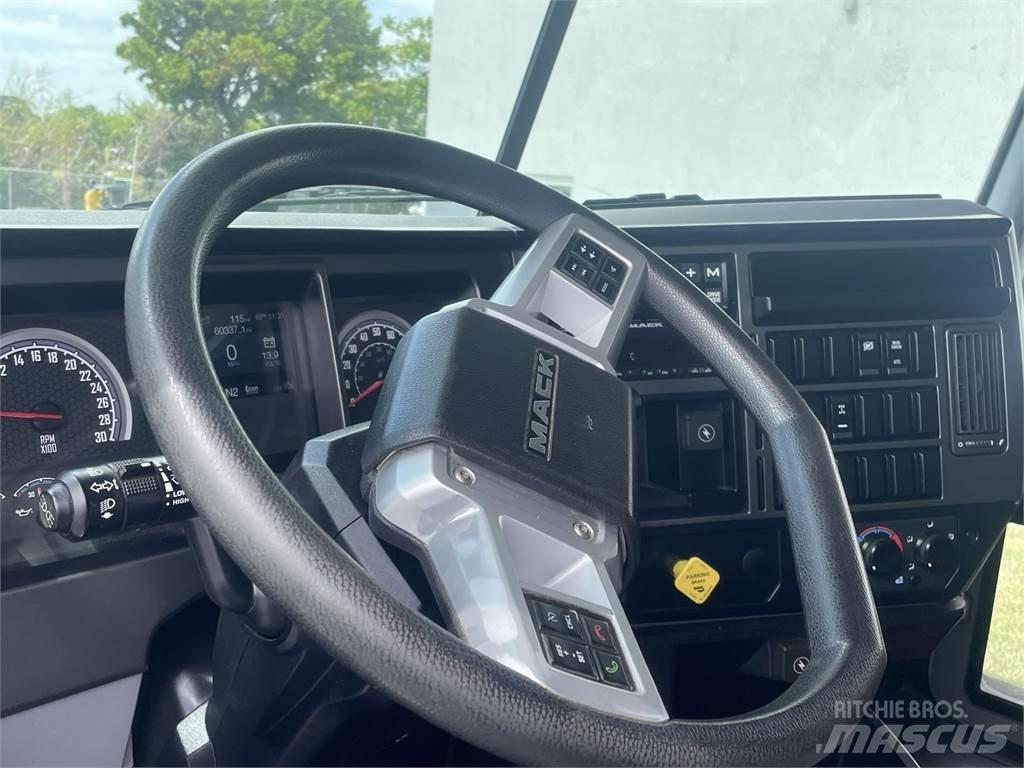 Mack GR64F 덤프 트럭