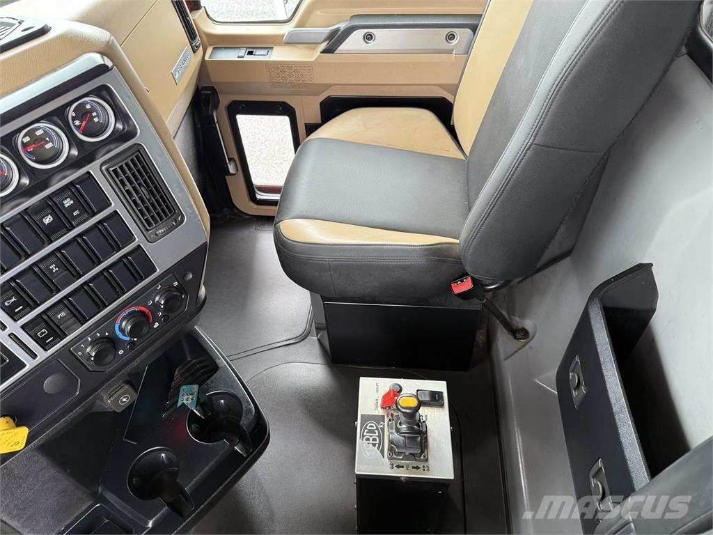 Mack GR64F 덤프 트럭