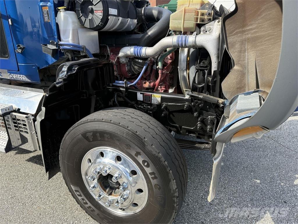 Mack GR64F 덤프 트럭