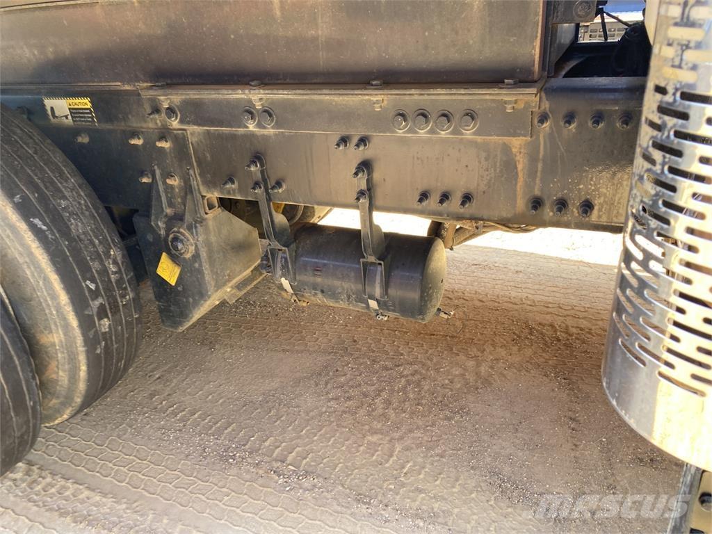 Mack GR64F 덤프 트럭