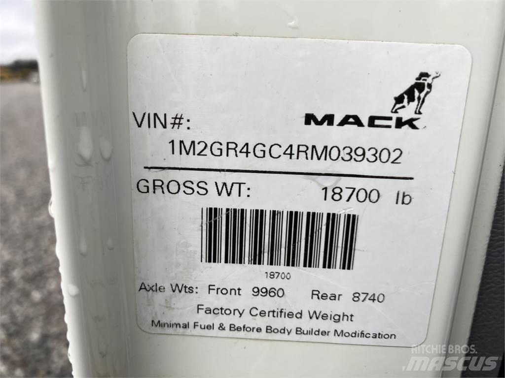 Mack GR64FR 덤프 트럭