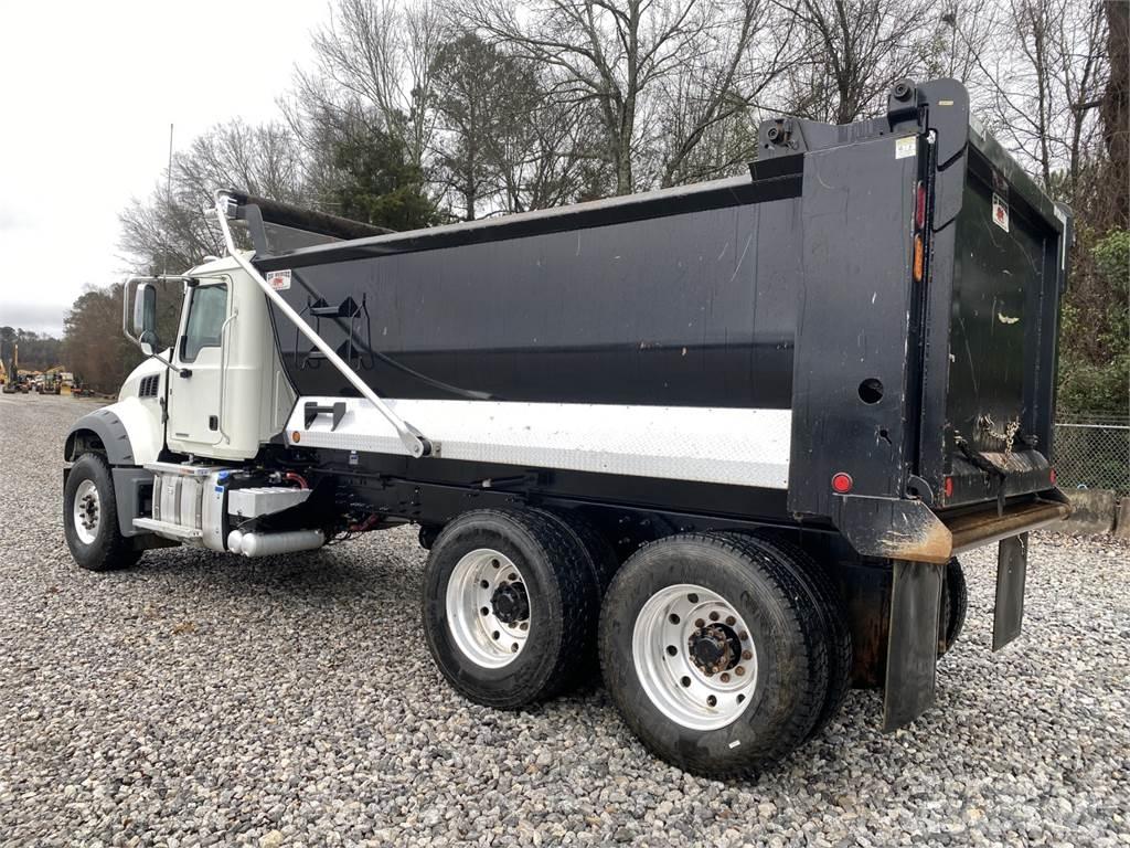 Mack GR64FR 덤프 트럭
