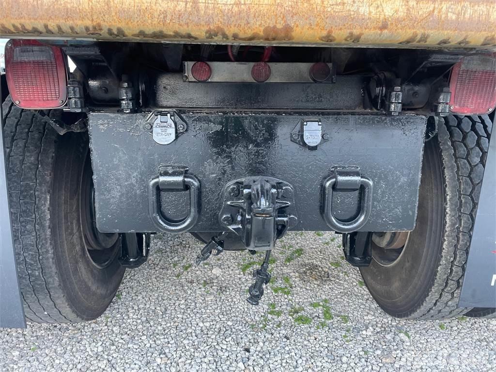 Mack GR64FR 덤프 트럭