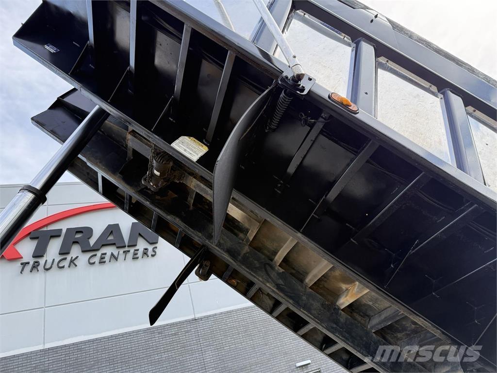 Mack GU713 덤프 트럭