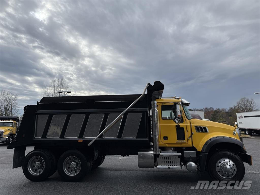Mack GU713 덤프 트럭