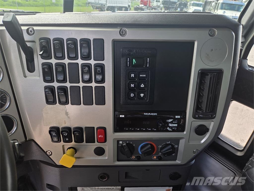 Mack GU813 덤프 트럭