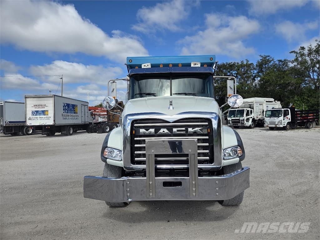 Mack GU813 덤프 트럭