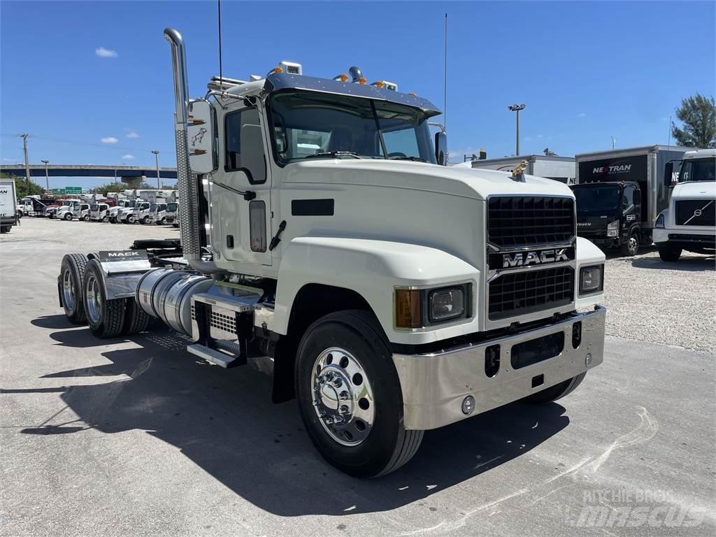 Mack PI64T 트랙터 유닛