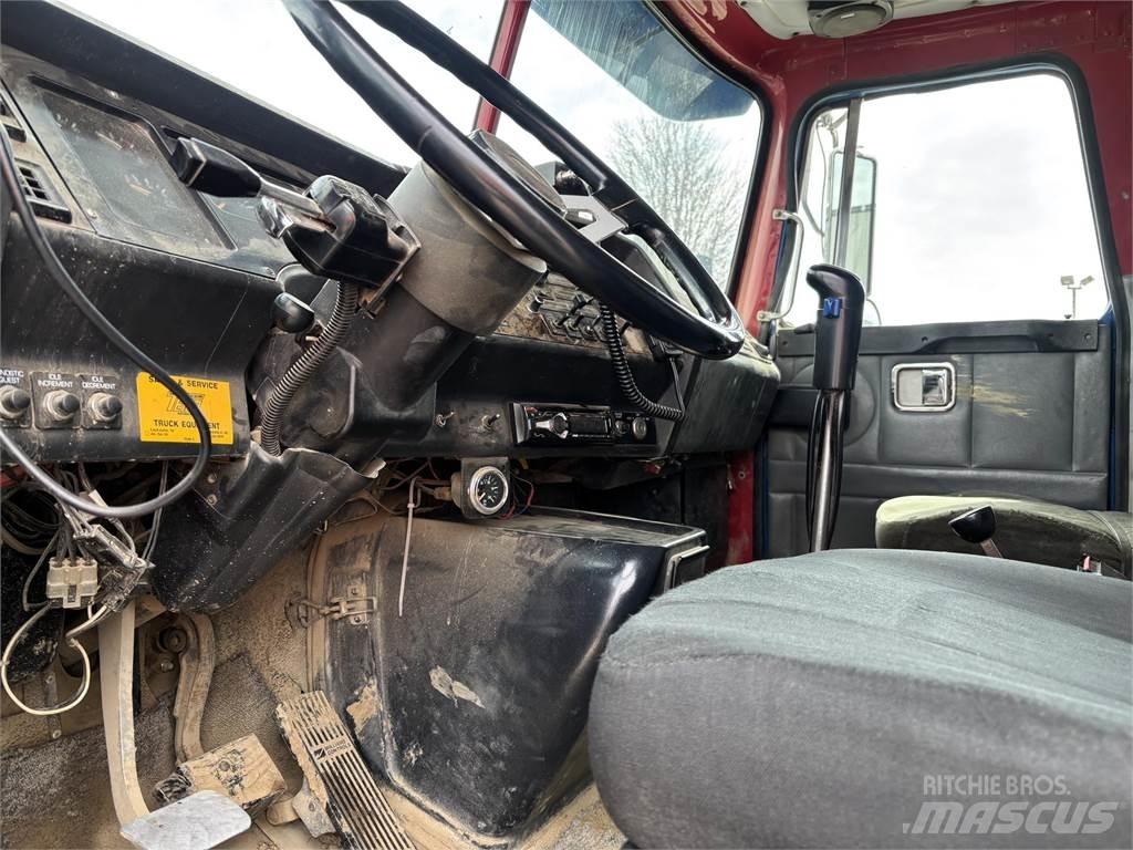 Volvo WG64T 덤프 트럭