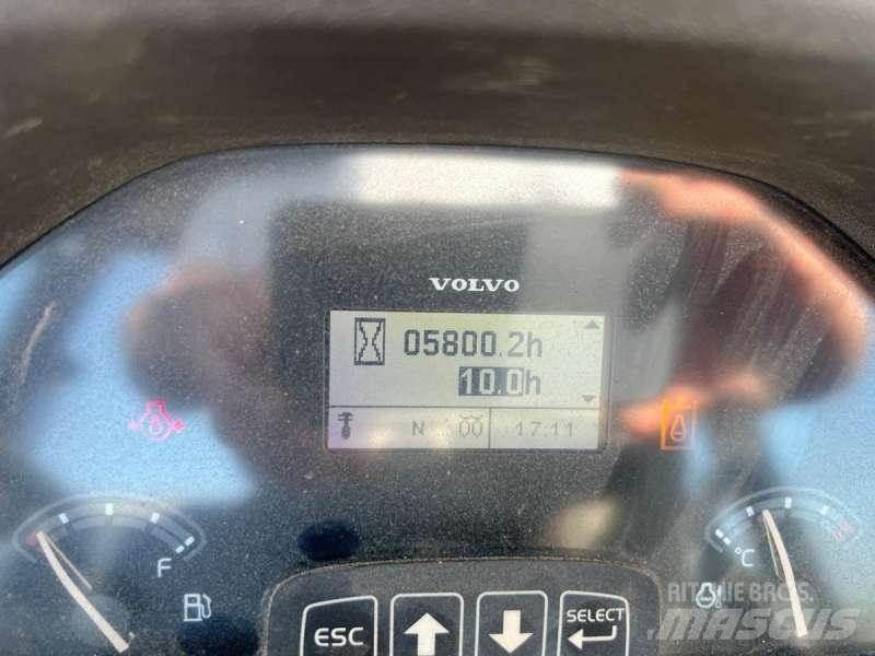 Volvo BL71B 백호로더
