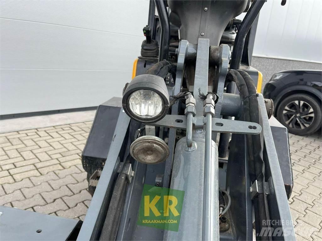 GiANT D332 프론트 로더 및 굴착기