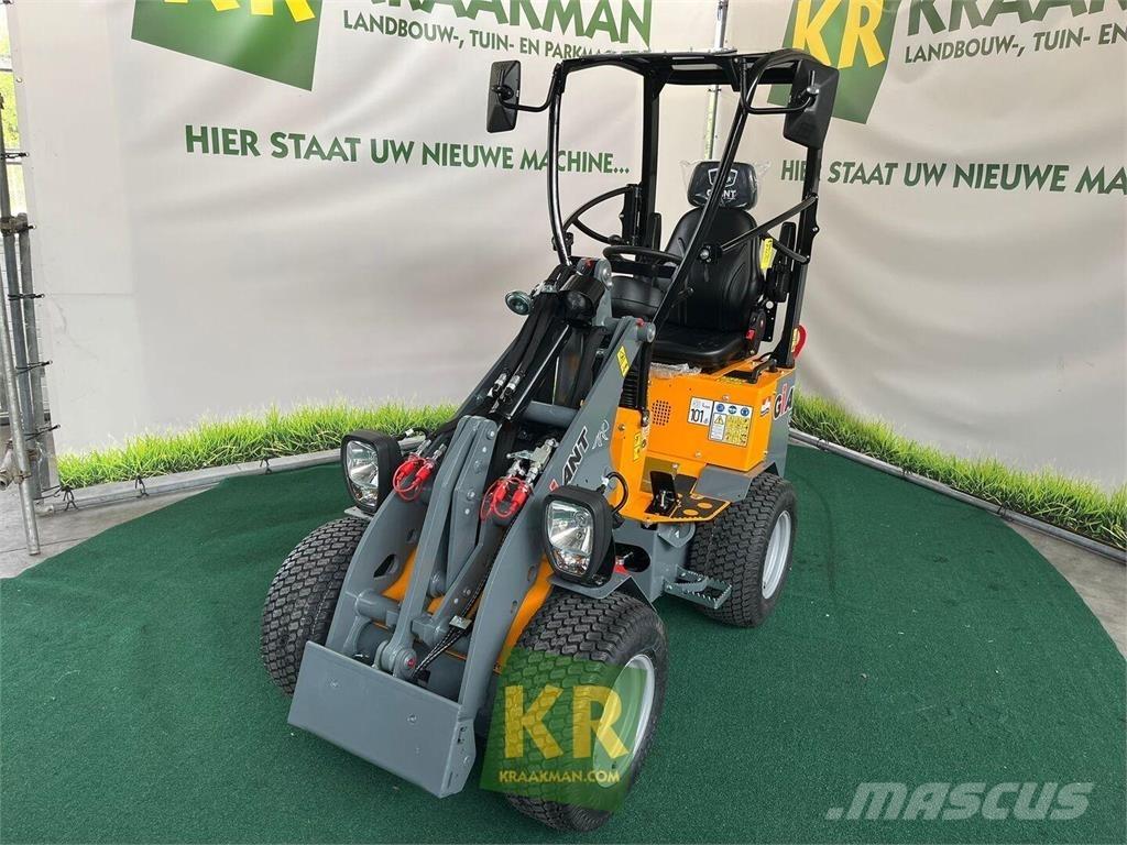 GiANT G1200 프론트 로더 및 굴착기