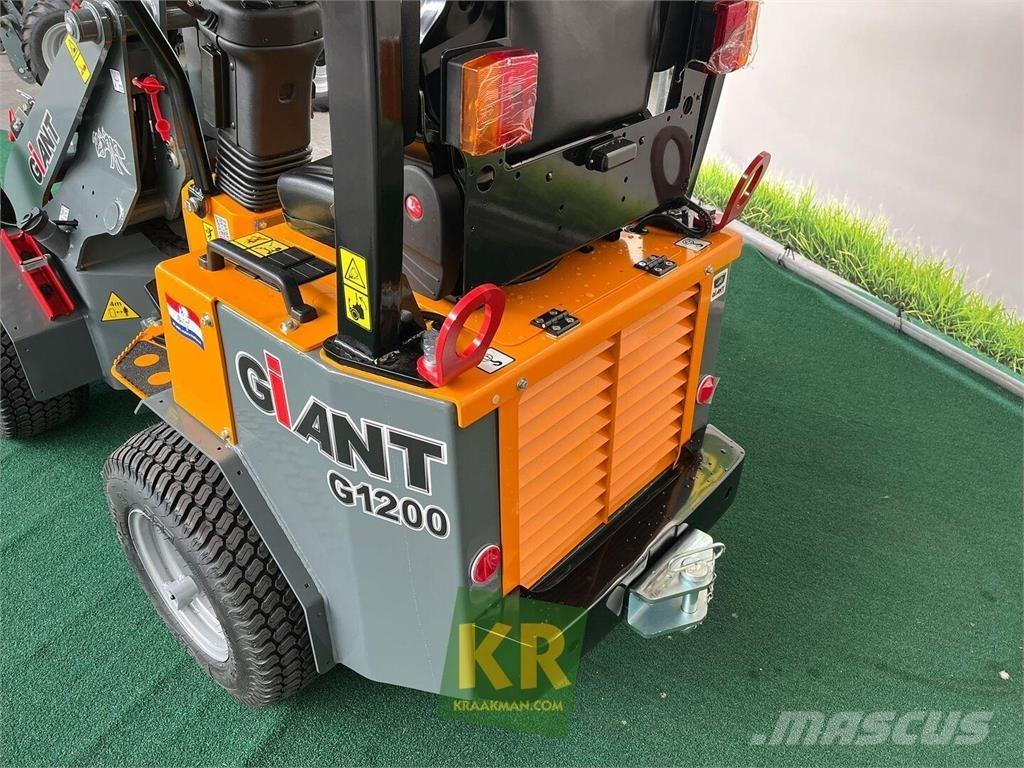 GiANT G1200 프론트 로더 및 굴착기