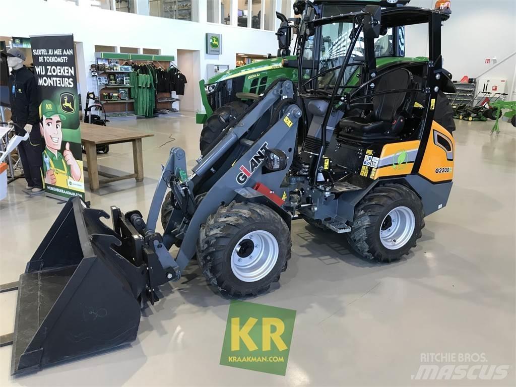GiANT G2200E 프론트 로더 및 굴착기