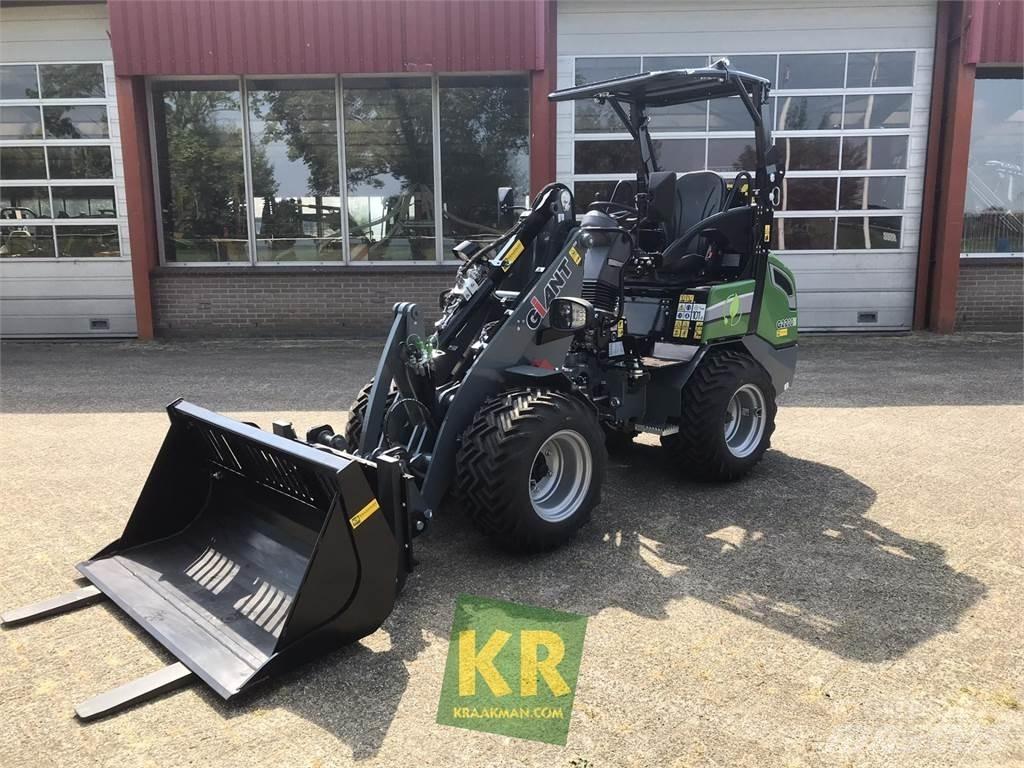 GiANT G2200E 프론트 로더 및 굴착기