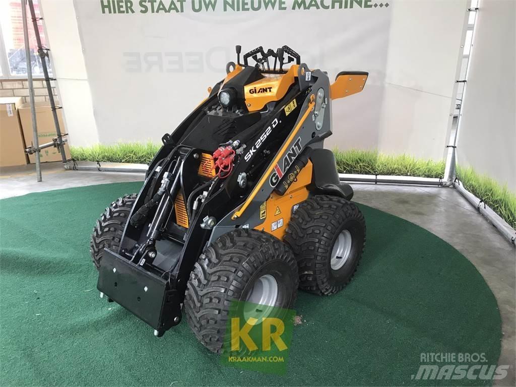 GiANT SK252D 프론트 로더 및 굴착기
