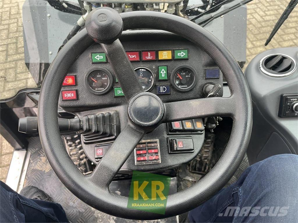 GiANT V5003 프론트 로더 및 굴착기