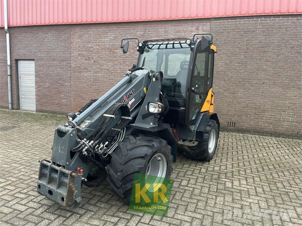 GiANT V5003 프론트 로더 및 굴착기