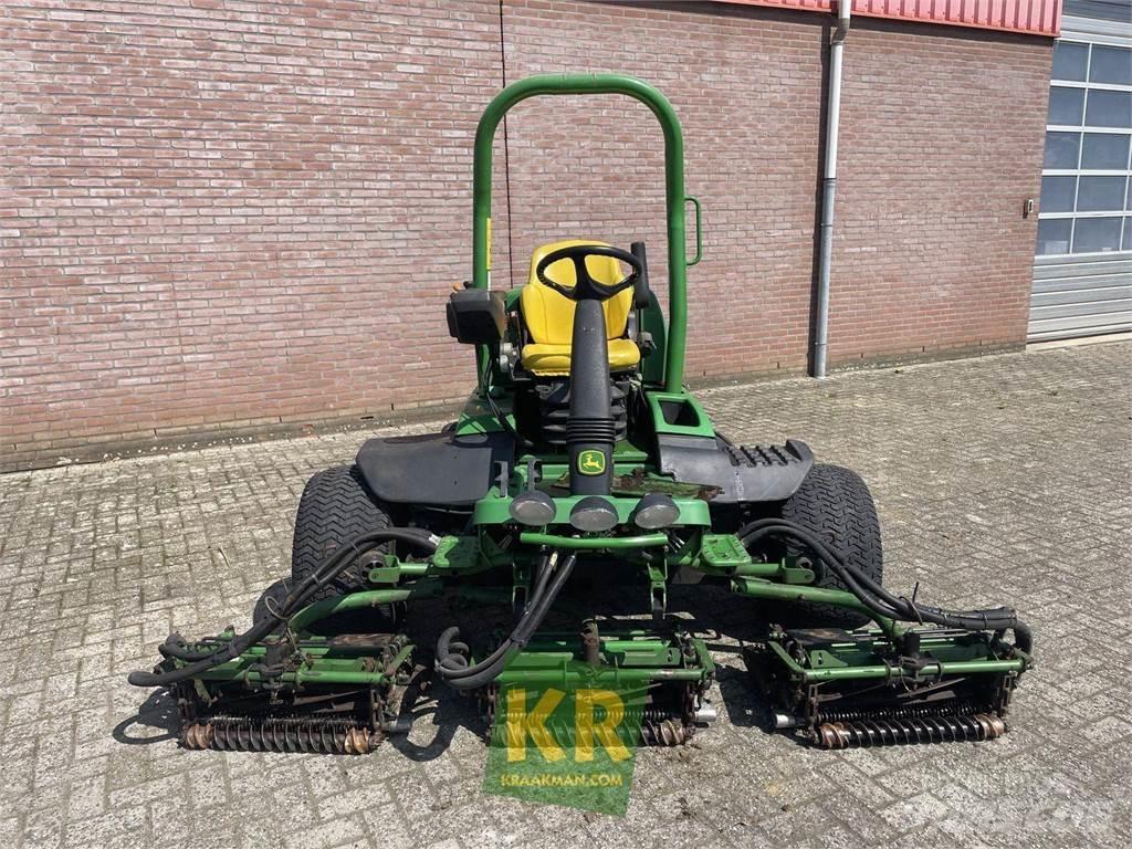 John Deere 8700A 잔디깎기