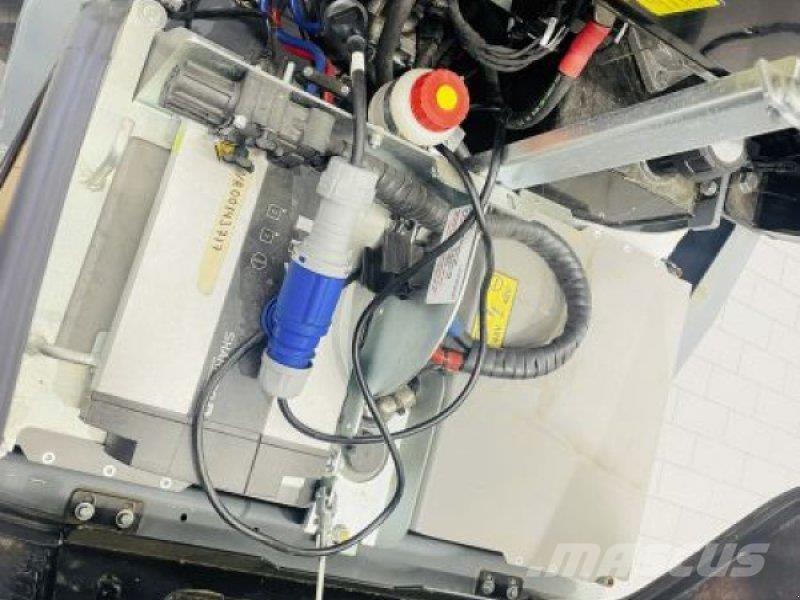 GiANT G2200E  스키드로더