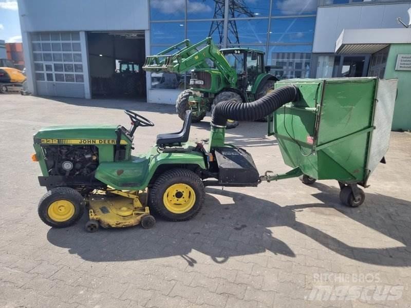 John Deere 332 소형 트랙터