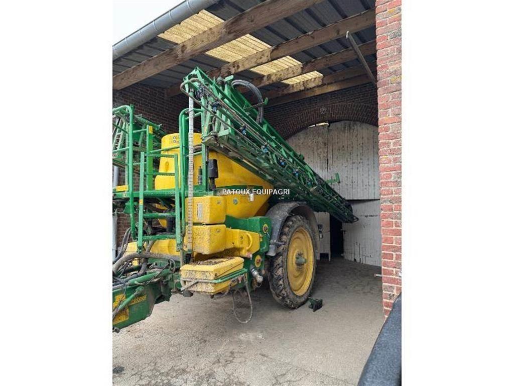 John Deere 832I 견인형 분무기