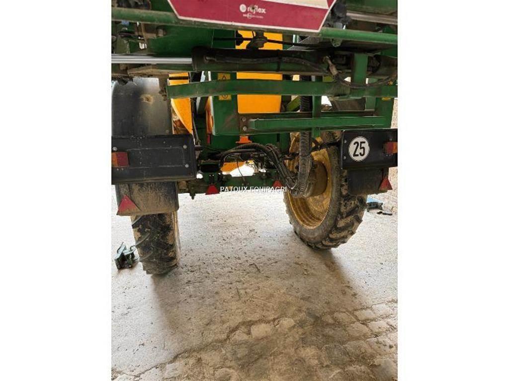 John Deere 832I 견인형 분무기