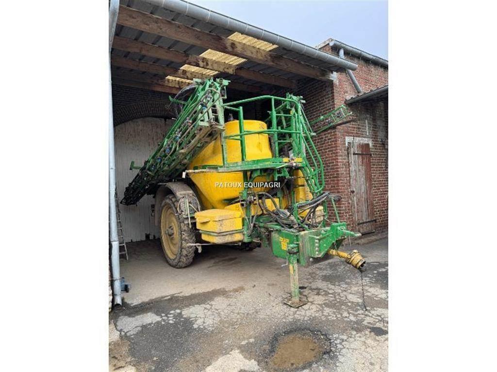 John Deere 832I 견인형 분무기