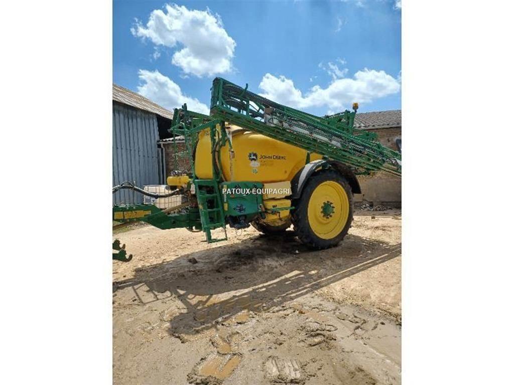 John Deere M740i 견인형 분무기