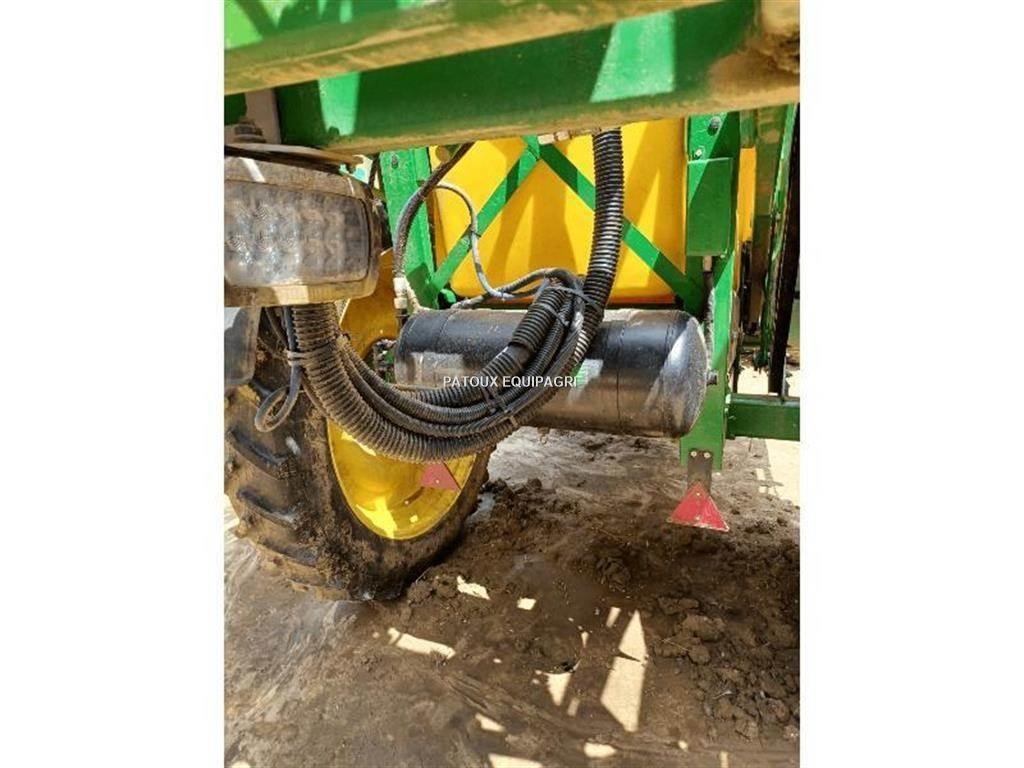 John Deere M740i 견인형 분무기