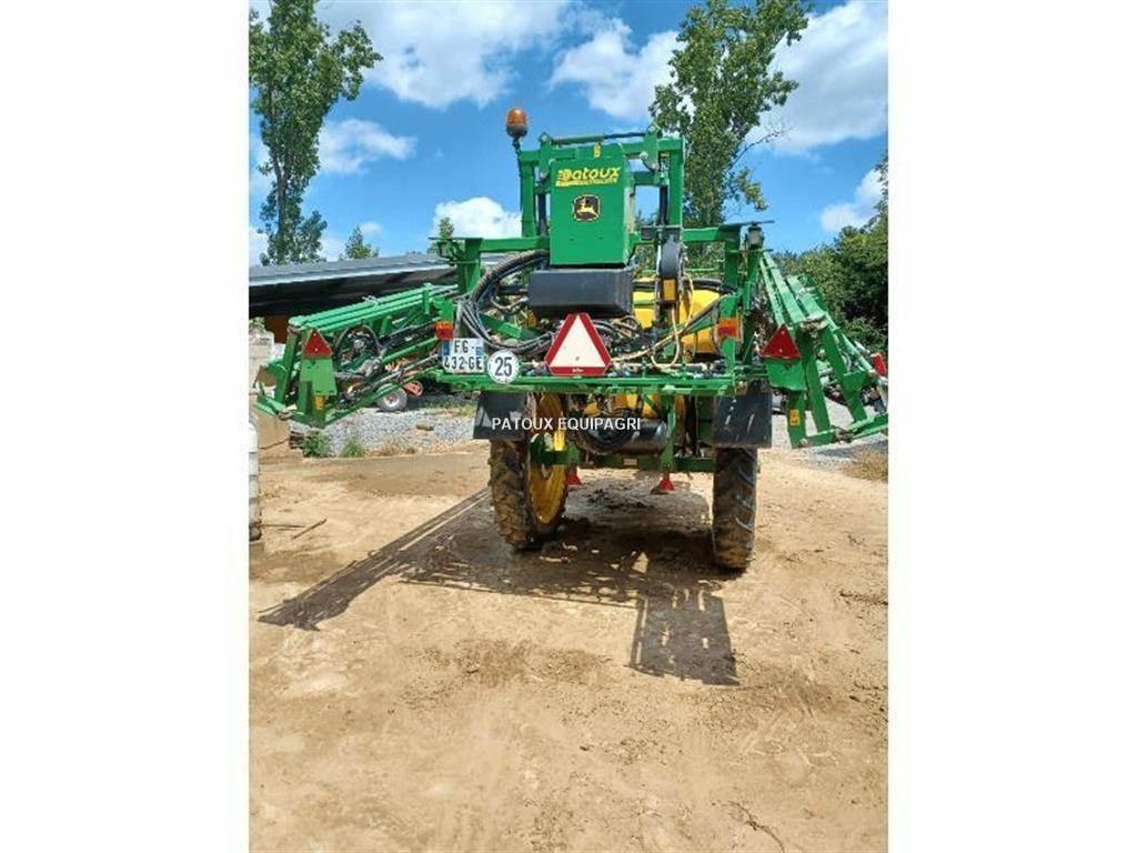 John Deere M740i 견인형 분무기