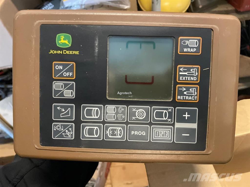 John Deere V451M 원형 곤포기