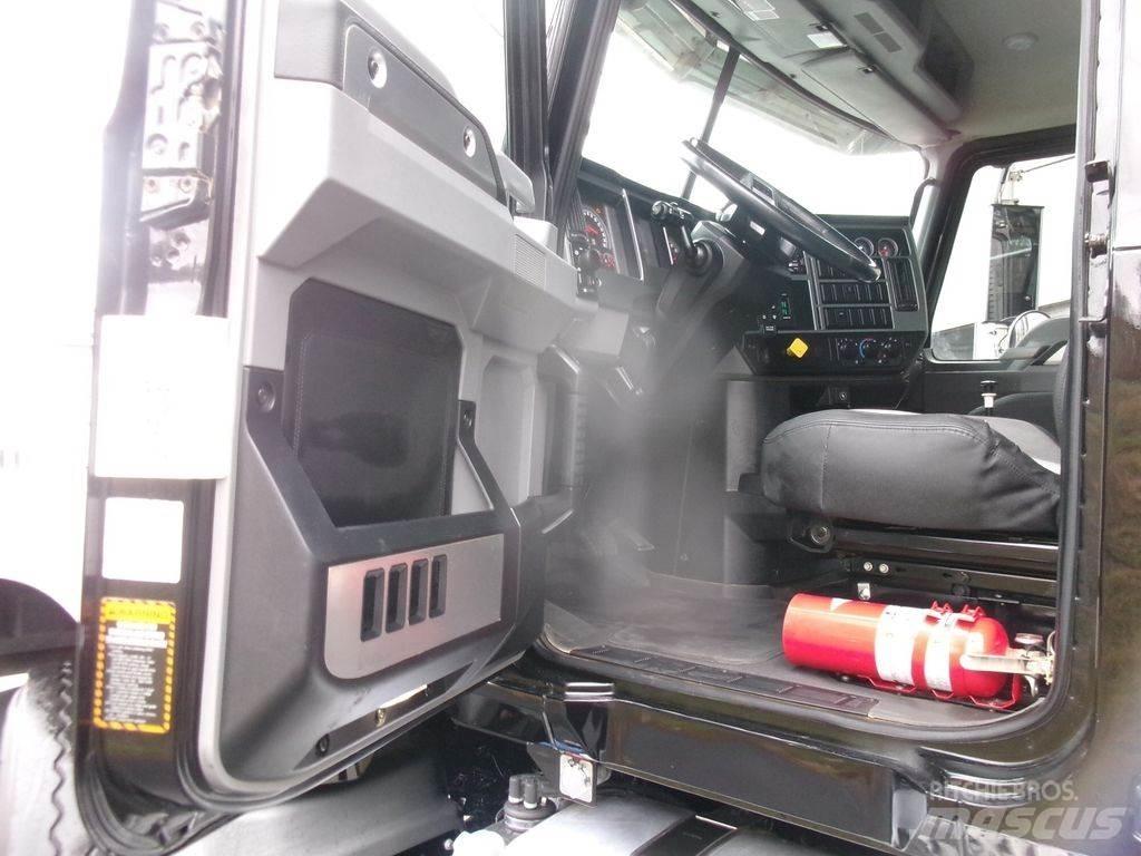 Mack GR64F 덤프 트럭