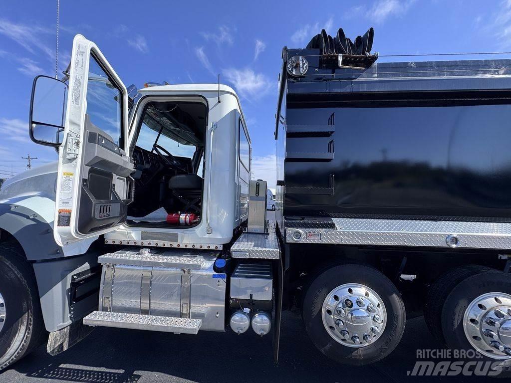 Mack GR64F 덤프 트럭