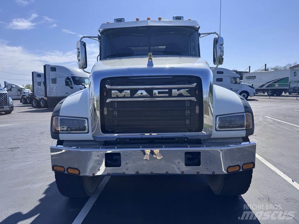 Mack GR64F 덤프 트럭