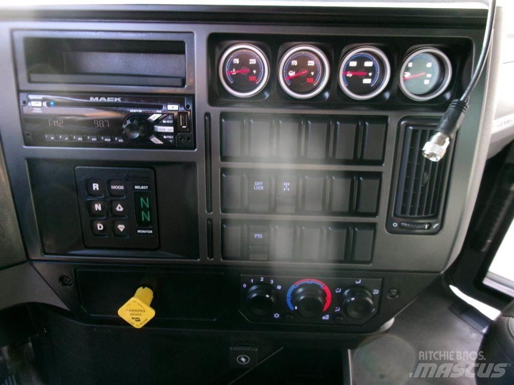 Mack GR64F 덤프 트럭