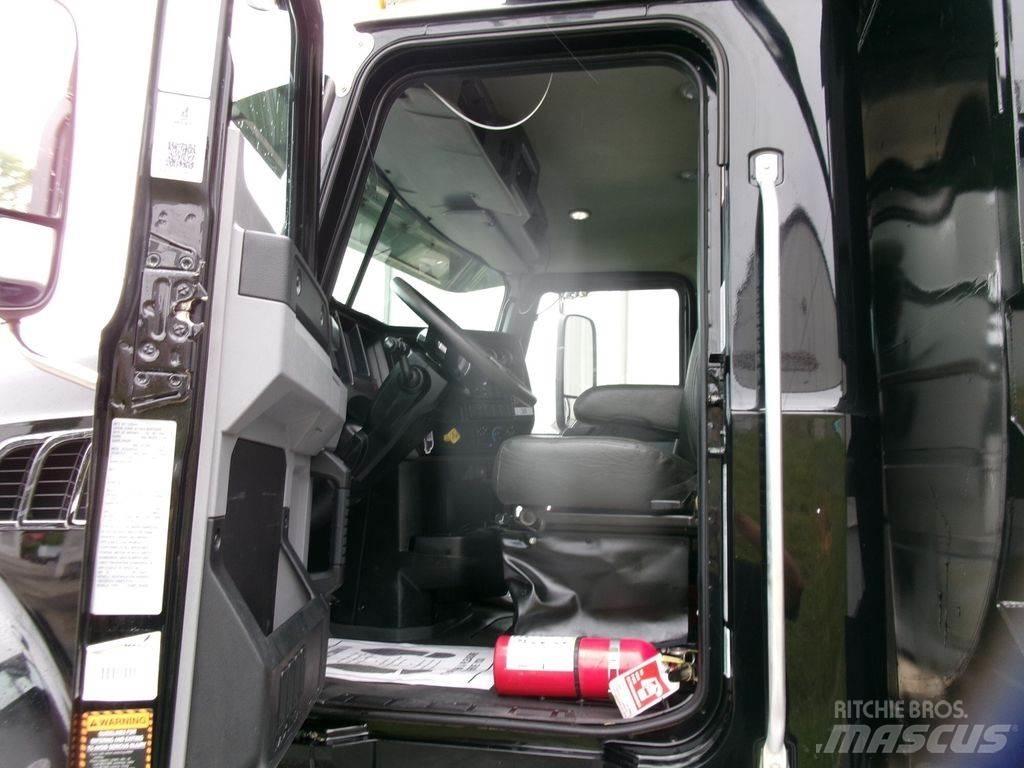 Mack GR64F 덤프 트럭