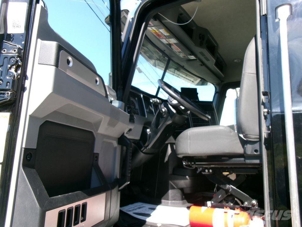 Mack GR64F 덤프 트럭